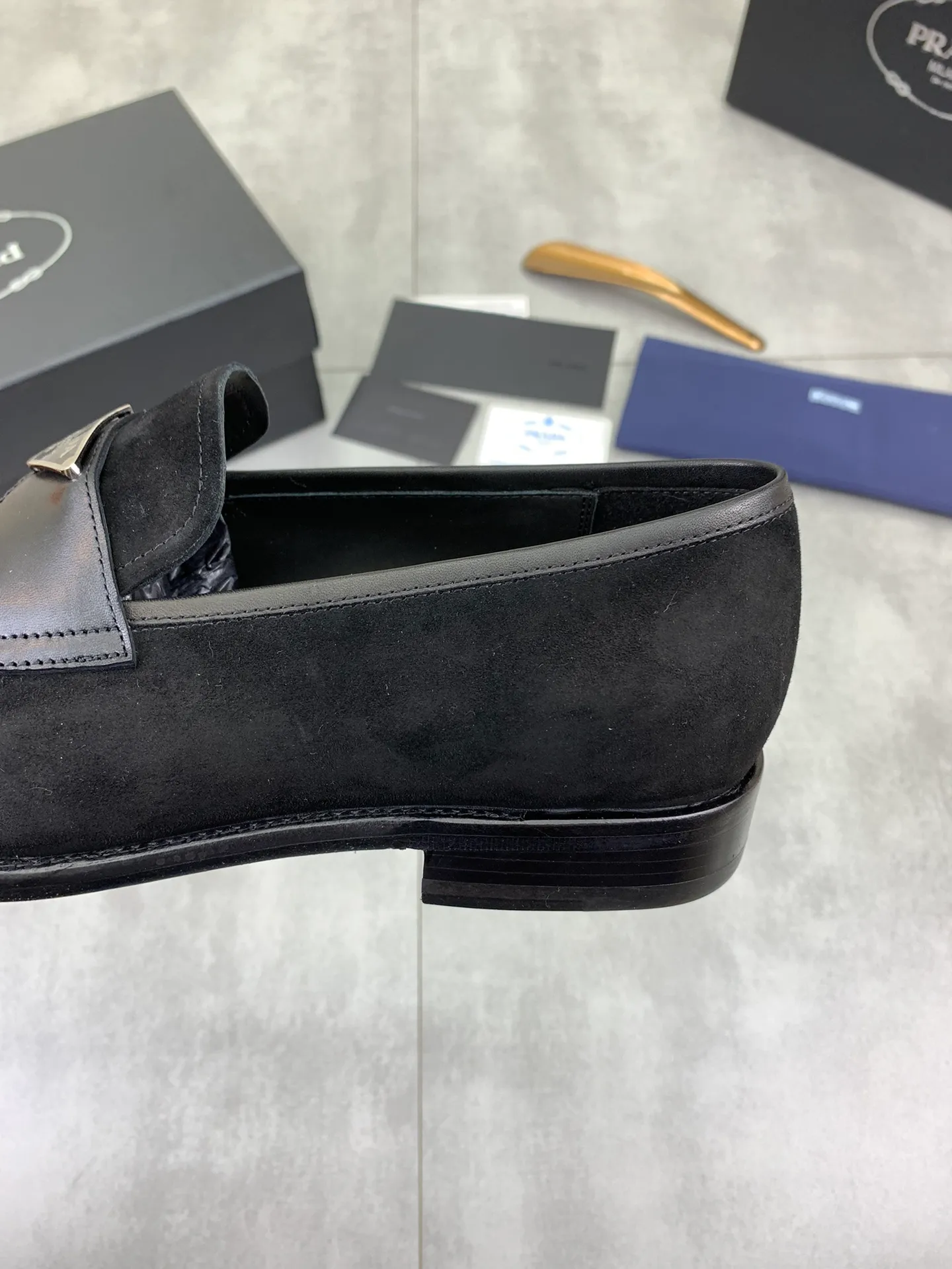 Factory price P920 💰 (high-grade genuine leather outsole) original quality, top version 🔱 ＰＲＡＤＡPrada. Men's business casual leather shoes, top quality leather shoes. 1:1 shipment ⬆️Luxurious and noble 👞All imported original brand fabrics, just to create a more comfortable wearing experience. Upper: Original comfortable selected frosted calfskin ➕Top imported water-dyed full cow lining, original lightweight and comfortable high-grade genuine leather outsole ✔️Number: 39-44 (38.45.46 can be customized)